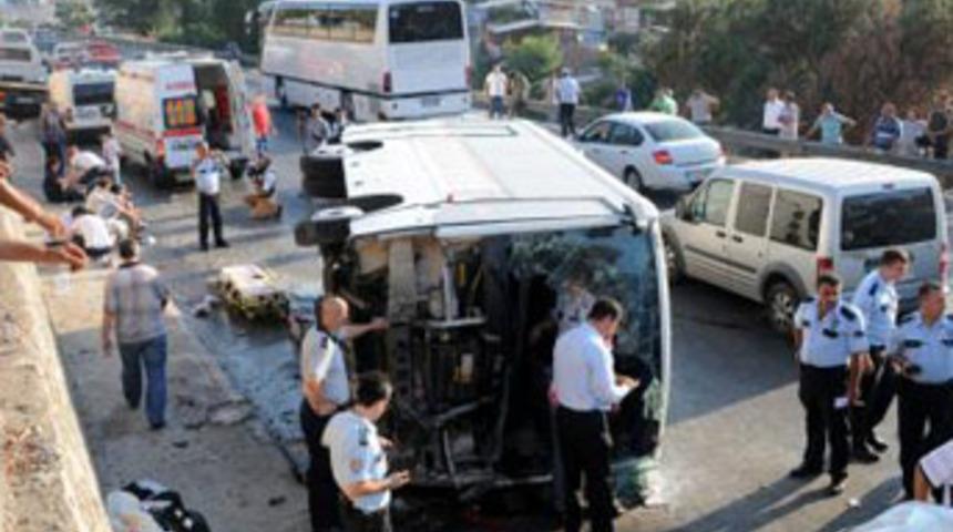 İzmir'de kaza ucuz atlatıldı: 14 yaralı