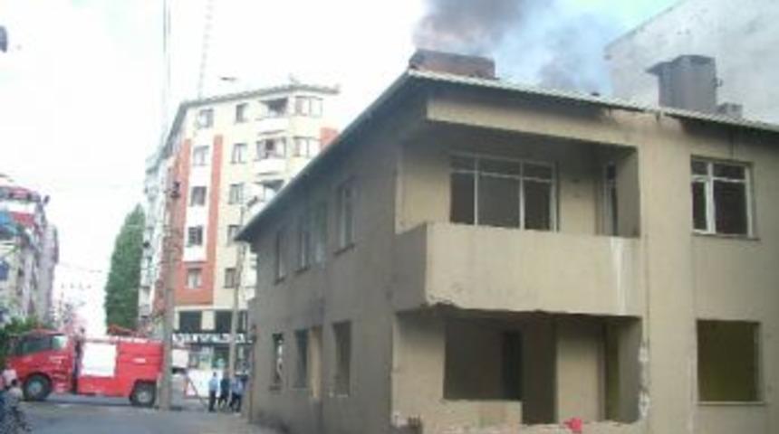 Boşaltılan Binada &Ccedil;ıkan Yangın Korkuttu