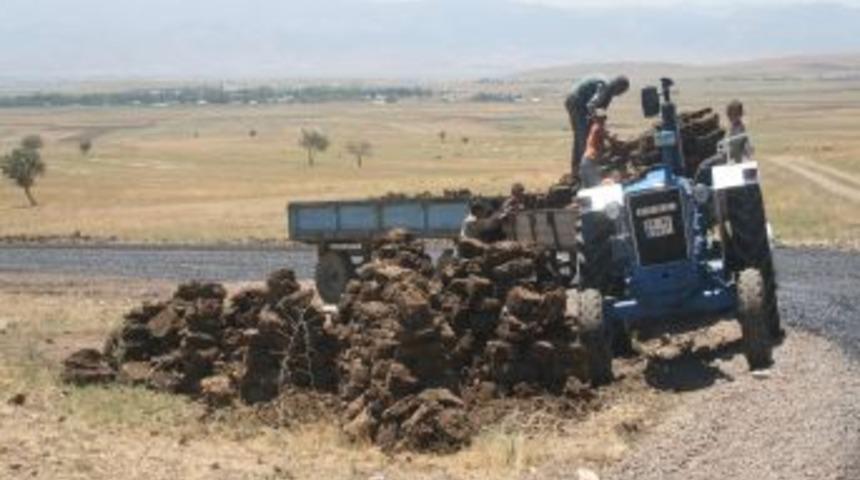 Muş'ta Kışa Y&ouml;nelik Tezek Hazırlığı Başladı