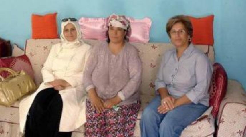 Vali Odabaş'ın Eşi Song&uuml;l Odabaş Fakir Aileleri Ziyaret Etti