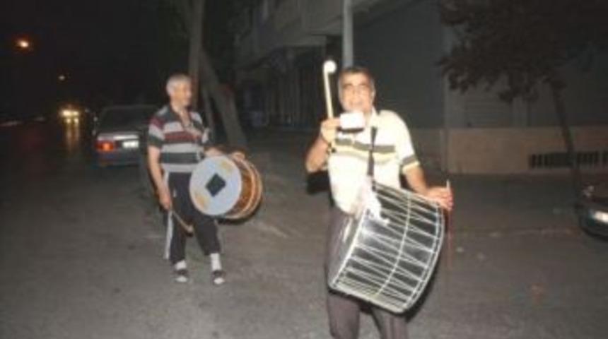 Davulcular saat gibi