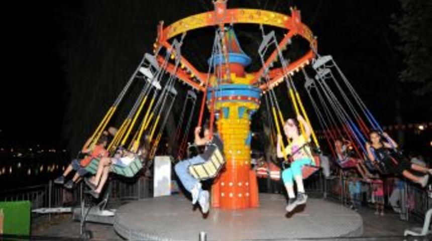 Gençlik Parkı'daki Ramazan Eğlencelerinin Tadını Çocuklar Çıkarıyor