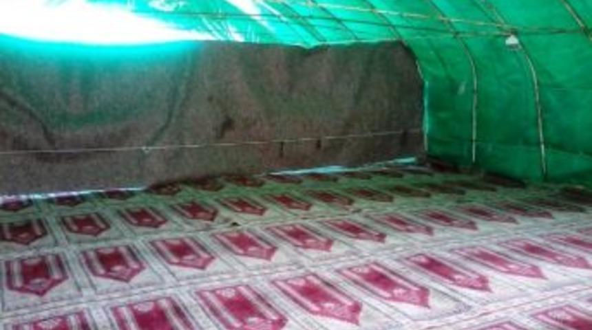 Şark&ouml;y&rsquo;de Namaz Minareli &Ccedil;adırda Kılınıyor