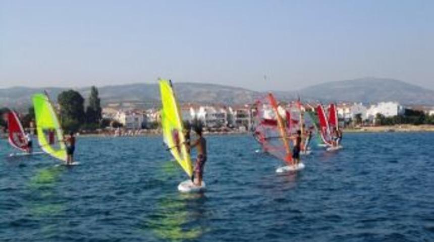 Şark&ouml;y S&ouml;rf Kul&uuml;b&uuml;&rsquo;ne S&ouml;rf Yelkeni Bağışlandı