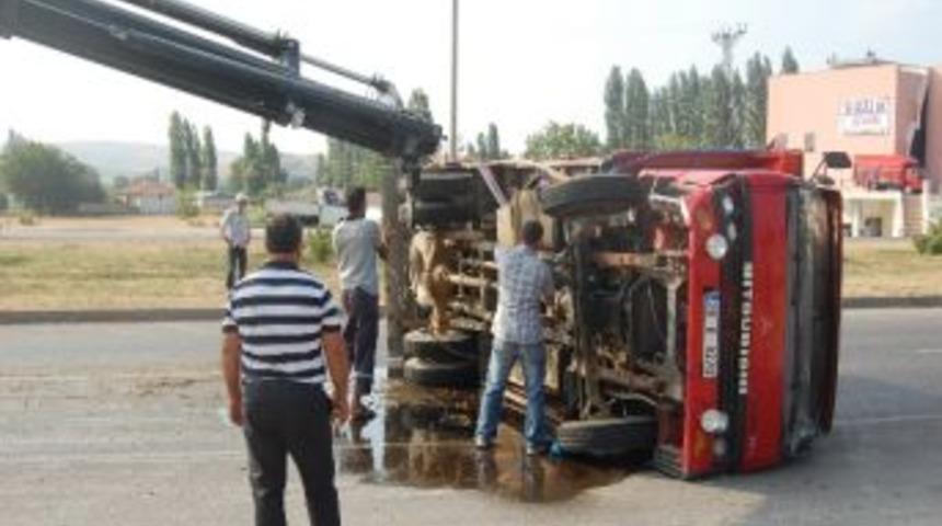 Hayvan Y&uuml;kl&uuml; Kamyonet Otomobile &Ccedil;arparak Devrildi