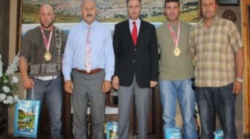 Bilek G&uuml;reşi Sporcularından Belediye Başkanı Polat&rsquo;a Ziyaret