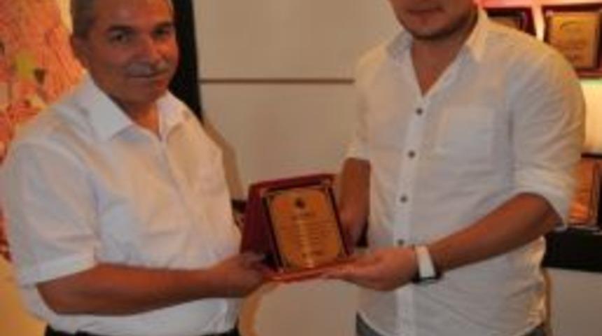 Om&uuml; &Ouml;ğrenci Konseyi&rsquo;nden Demirtaş&rsquo;a Plaket