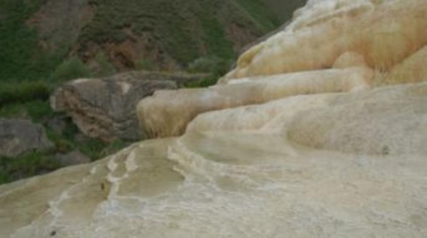 Başkale&rsquo;deki Doğa Harikası Travertenler