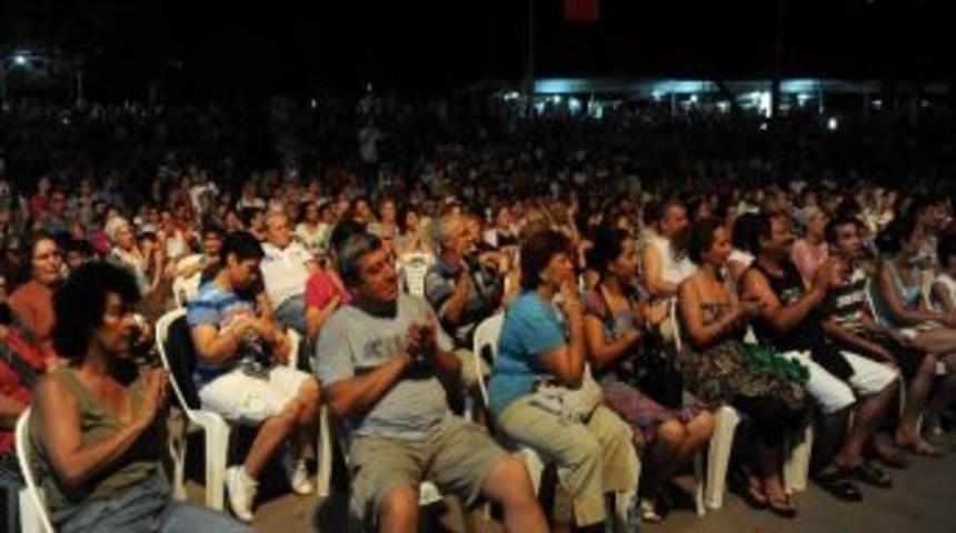 Sunay Akın ‘mahya Işıkları’nda Antalyalılarla Buluştu