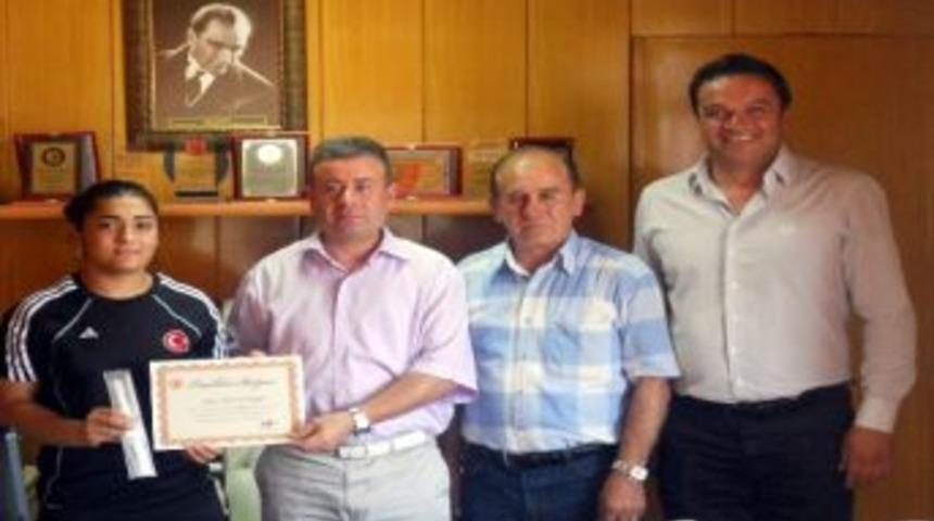 Burdurlu Sporcudan Sancar'a Ziyaret