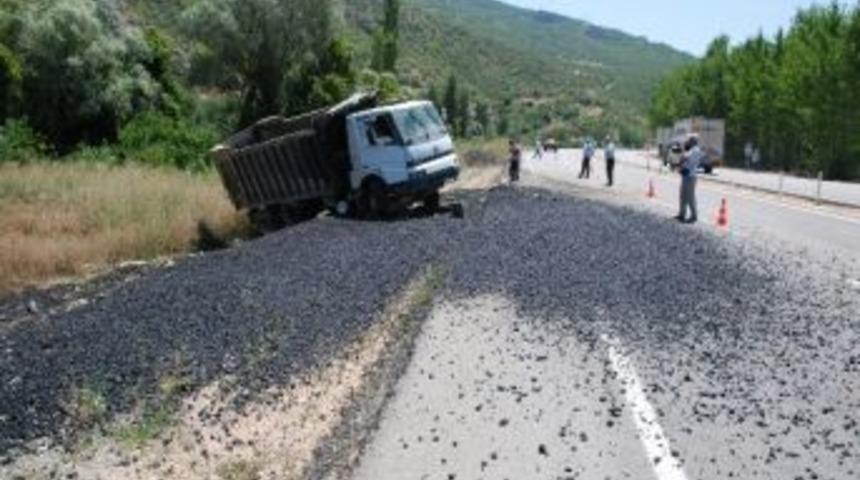Kamyon Devrildi, Asfalt Malzemesi Yola Saçıldı