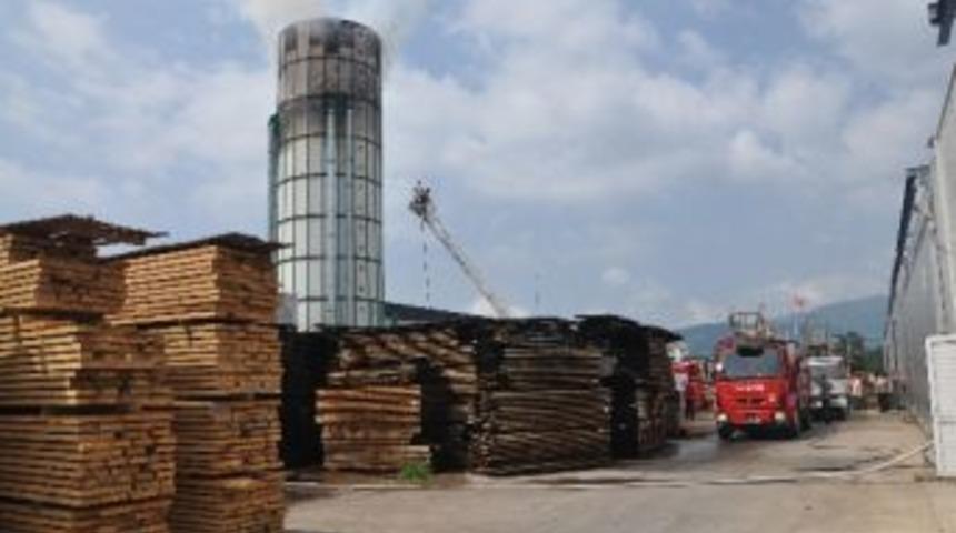 D&uuml;zce&rsquo;de Orman &Uuml;r&uuml;nleri Fabrikasında Yangın