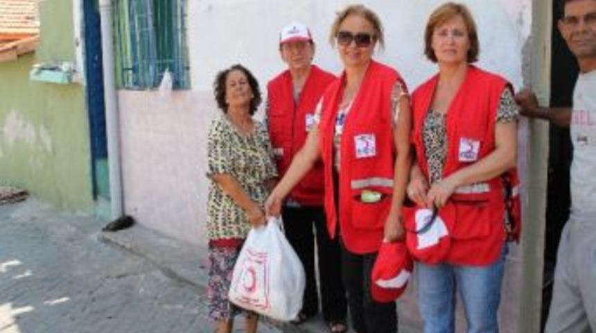 Kızılay Sel&ccedil;uk'ta Yardım Paketi Dağıttı