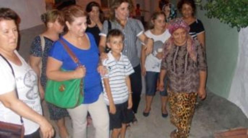 Ak Kadınlardan &Ccedil;at Kapı Ziyaretleri