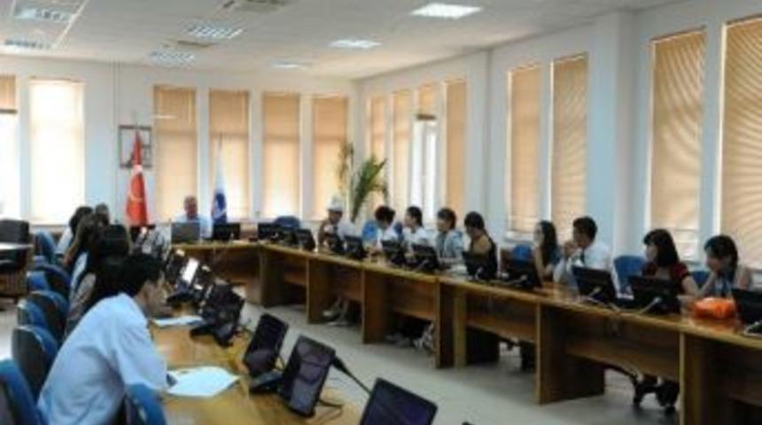 Kırgız &Ouml;ğrencilerden Rekt&ouml;r Elmas&rsquo;a Ziyaret