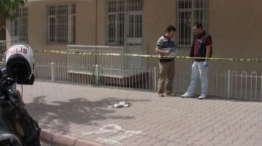 Sevgilisinin g&ouml;zleri &ouml;n&uuml;nde intihara kalkıştı