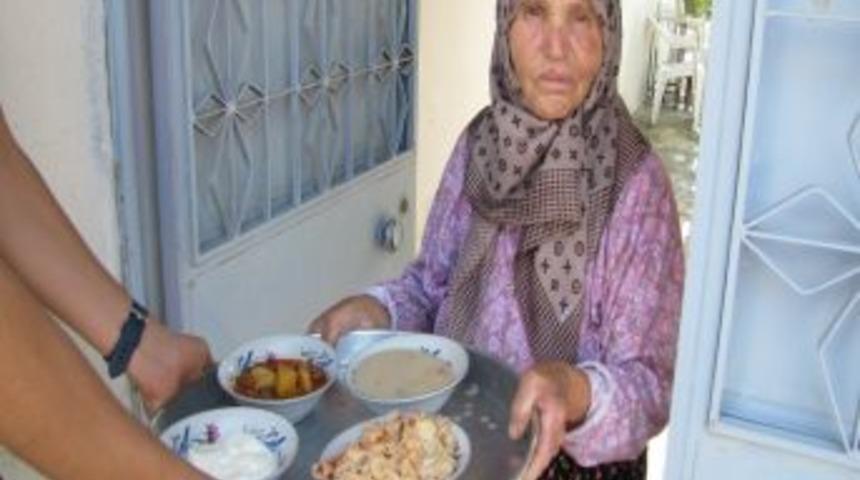 Akhisar&rsquo;da Yaşlı Ve Bakıma Muhta&ccedil; Ailelerin Evine Yemek G&ouml;t&uuml;r&uuml;l&uuml;yor