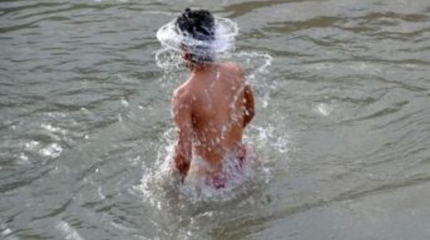 Buz Gibi Derelerde Y&uuml;z&uuml;yorlar