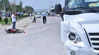 Servis minibüsü bisikletlileri ezdi