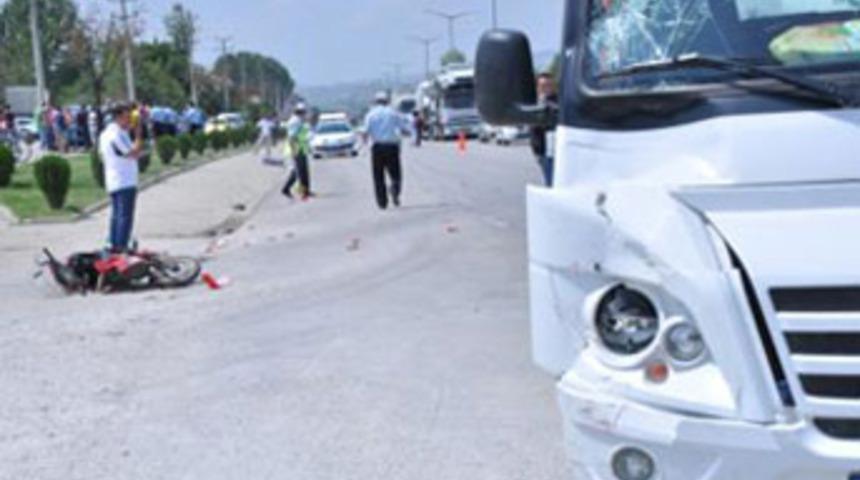 Servis minibüsü bisikletlileri ezdi