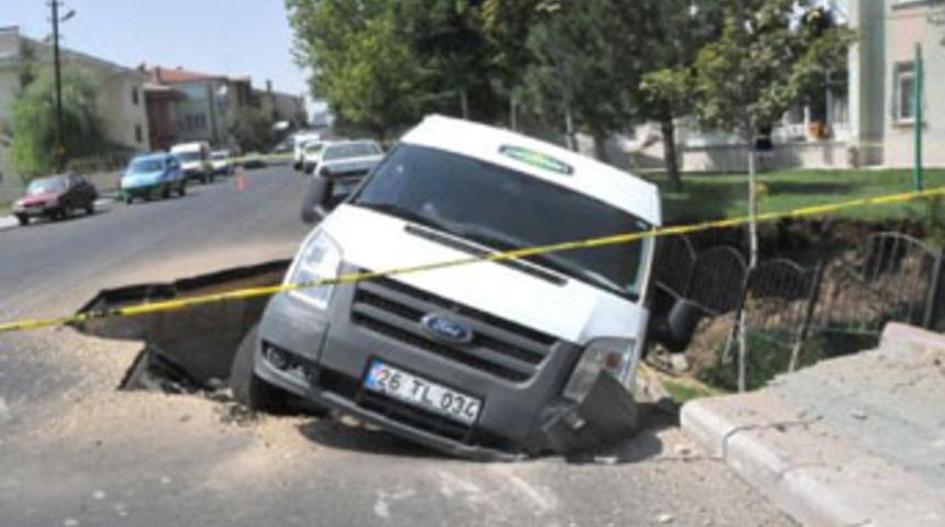 Asfalt &ccedil;&ouml;kt&uuml;, minib&uuml;s i&ccedil;ine d&uuml;şt&uuml;