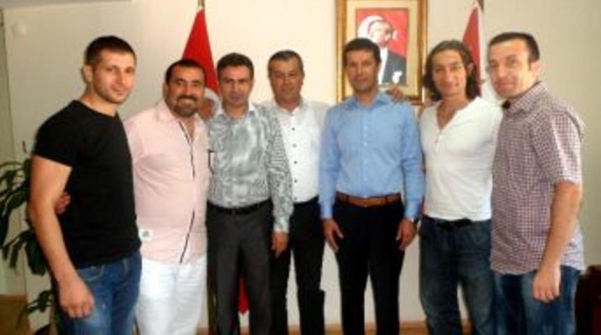 Osmanlı Ve Polis Armasını Sa&ccedil;a Kazıdı