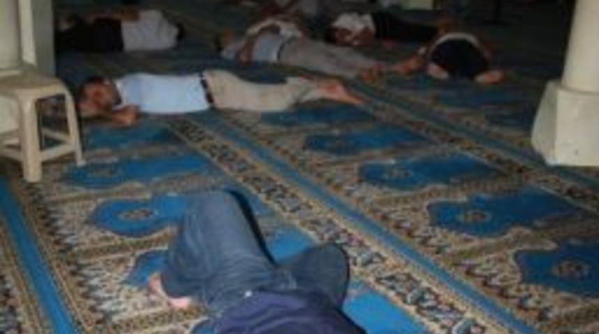 Sıcaktan Bunalan Camide Serinliyor