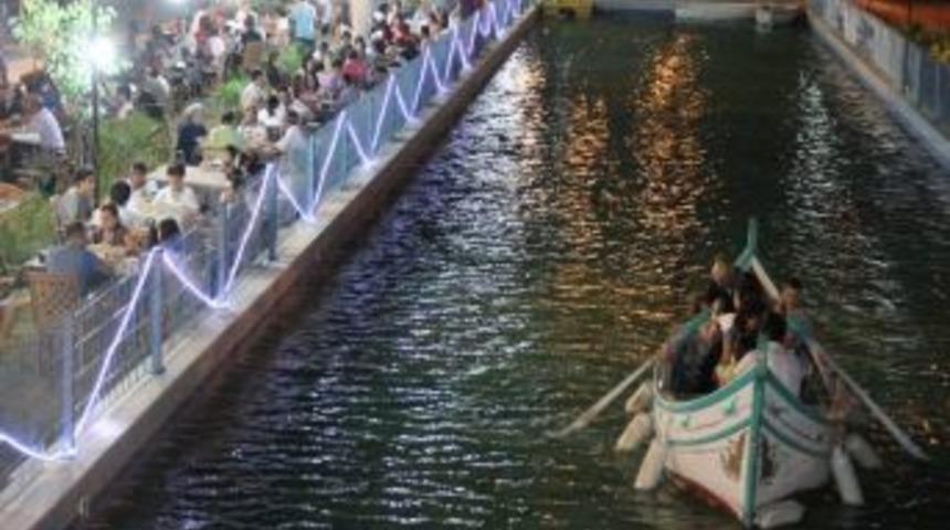 Şehrin Merkezinde Sandal Keyfi