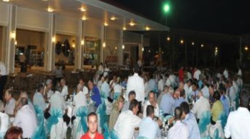 &Uuml;&ccedil; İl&ccedil;e Esnafı İftarda Buluştu