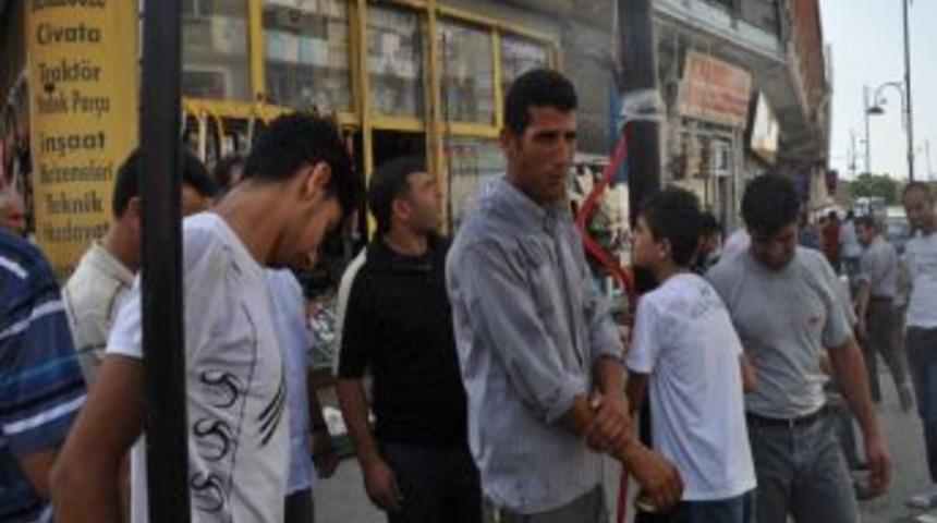 Sıcaktan Bunalan Esnaf Fıskiye İle Serinlemeye &Ccedil;alışıyor