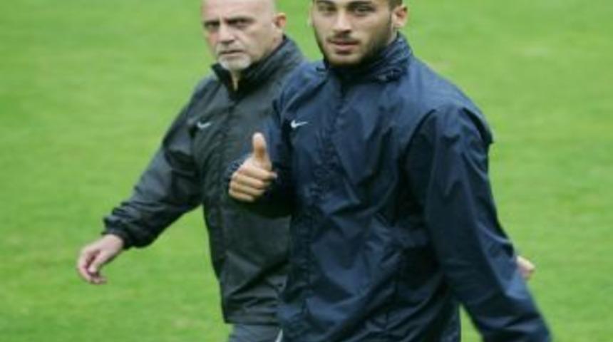 Cenk Tosun Antrenmanlara Y&uuml;r&uuml;y&uuml;şle Katılıyor