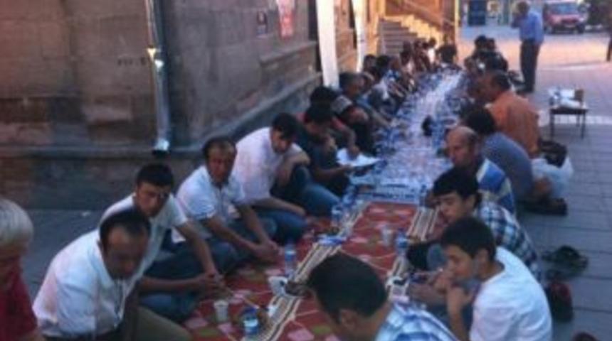A&ccedil;lık &Ccedil;eken M&uuml;sl&uuml;manlar İ&ccedil;in İftar A&ccedil;ıp Dua Ettiler