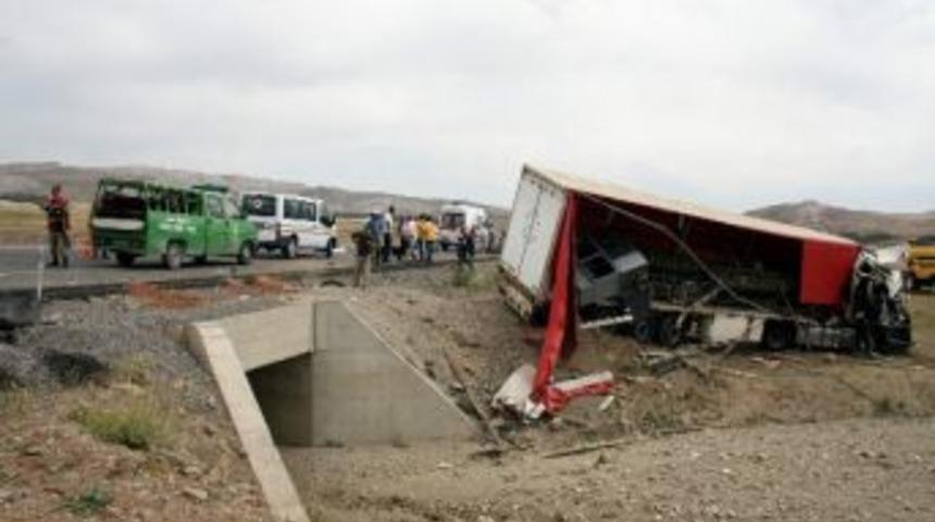 Sivas&rsquo;ta Tır Faciası: 2 &Ouml;l&uuml;