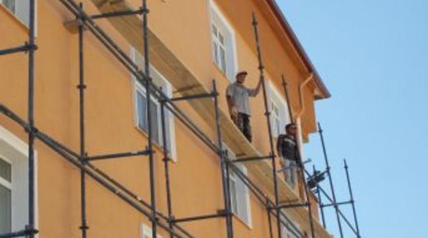 İnşaat Iş&ccedil;ileri, Sıcak Altında &Ccedil;alışırken Orucu Ihmal Etmiyorlar