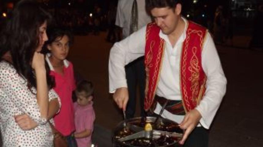 400 Yıllık Geleneksel 'Osmanlı Macunu' &Ccedil;ocukların Ilgi Odağı Oldu