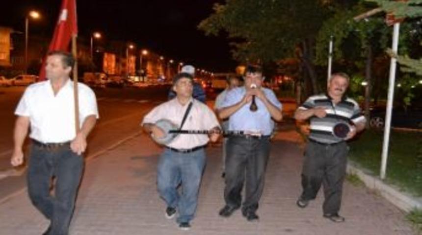 Bina G&ouml;revlileri Mahalleliyi Orkestra İle Sahura Kaldırıyor