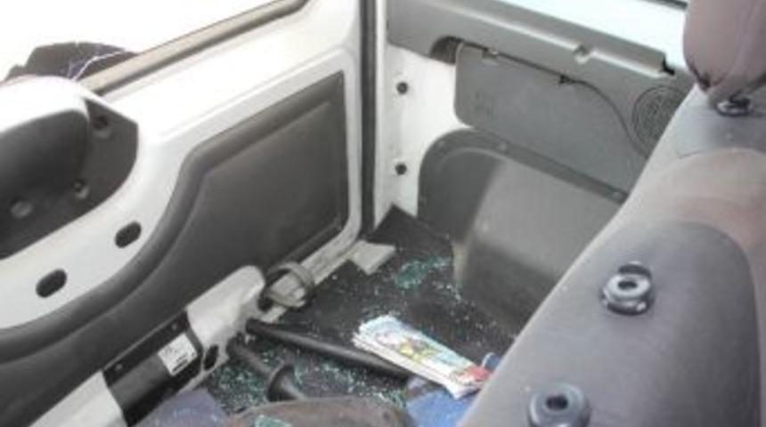 Pkk Yandaşlarından Polis Aracına Taşlı Saldırı