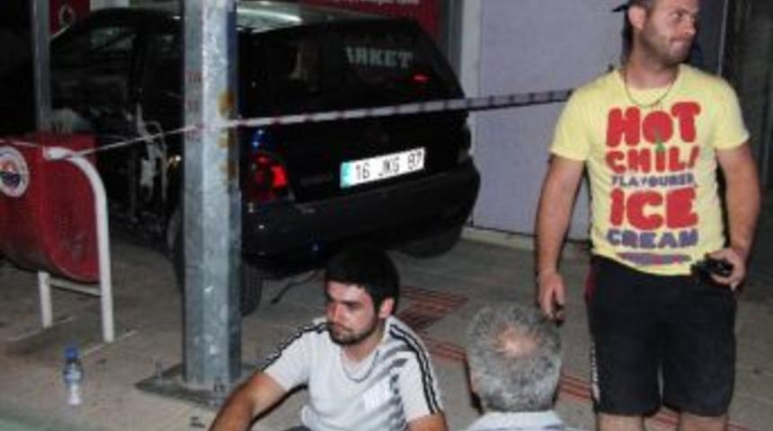 Otomobil Markete Girdi: 2 Yaralı