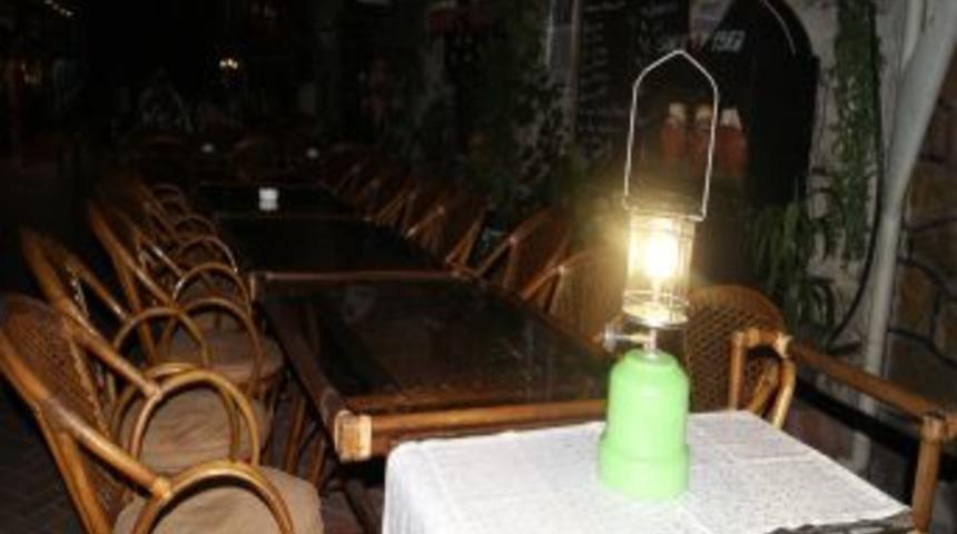 Turistik &Ccedil;arşıda Elektrikler Kesildi, Esnaf Mum Işığıyla Satış Yaptı