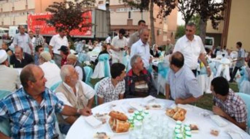 To&ccedil;oğlu Arifiyelilerle İftarda Buluştu