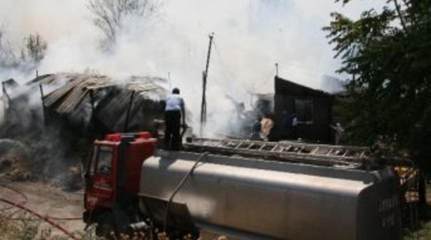 Yol Kenarına Atılan İzmarit 4 Samanlık, 3 Ahır Ve 1 &Ccedil;iflik Evini K&uuml;l Etti