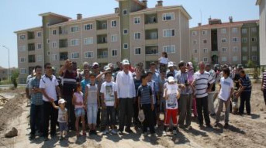 Aynı Yerde Bir Grup Belediyeyi Protesto, Diğer Grup Teşekk&uuml;r I&ccedil;in Eylem Yaptı