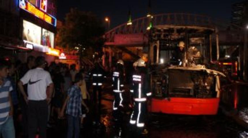 T&ouml;r&uuml;r &Ouml;rg&uuml;t&uuml; Yandaşları, Iftar Saatinde Molotof Atarak Yolcu Otob&uuml;s&uuml; Yaktı