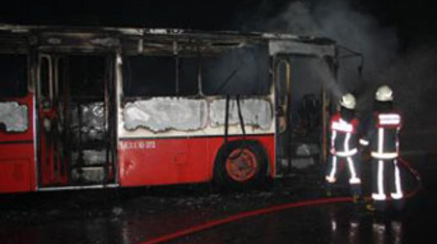 Beyoğlu'nda belediye otob&uuml;s&uuml; yakıldı