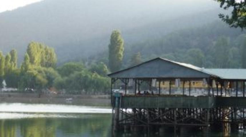 G&ouml;l Kıyısına Bariyerli Otopark &Ouml;nlemi