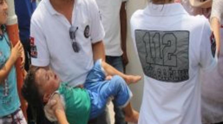 Motosikletin &Ccedil;arptığı Baba Ve Oğlu Yaralandı