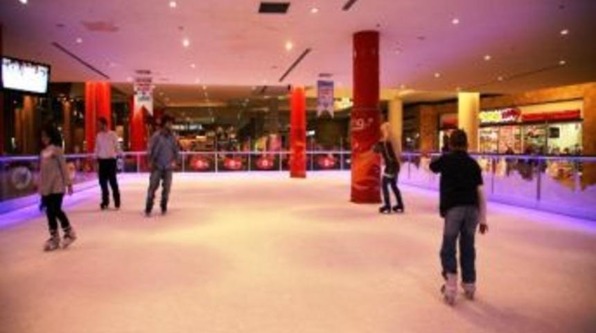 Sıcaktan Bunalan, Buz Pistine Koşuyor