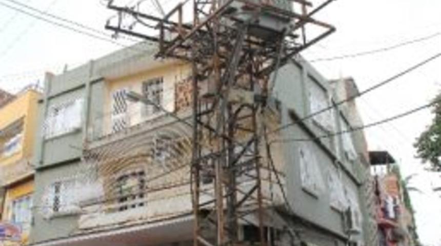 Elektriksiz Kalan Mahalleli Tedaş'a Y&uuml;r&uuml;d&uuml;