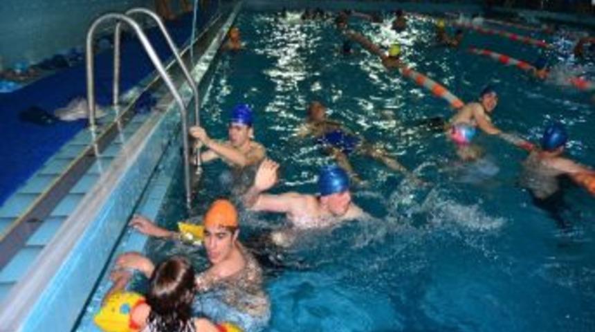 Y&uuml;zme Havuzu Doldu Taştı