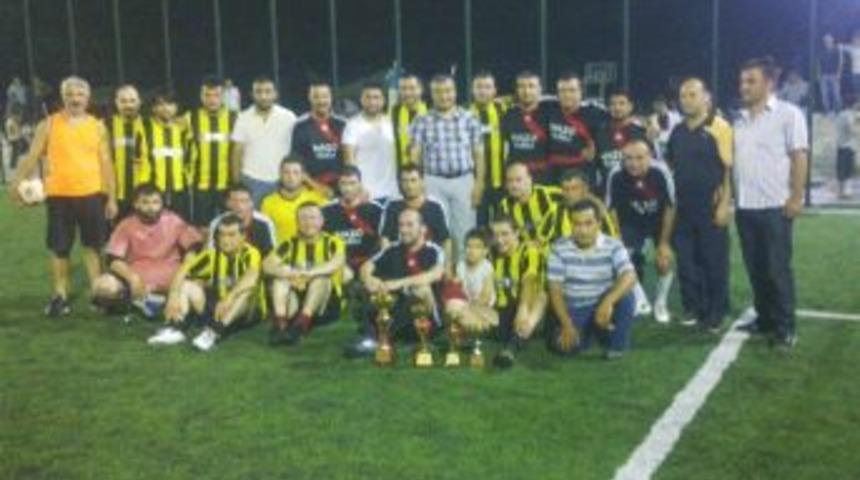 30 Yaş Futbol Turnuvasının Şampiyonu Metro Turizm